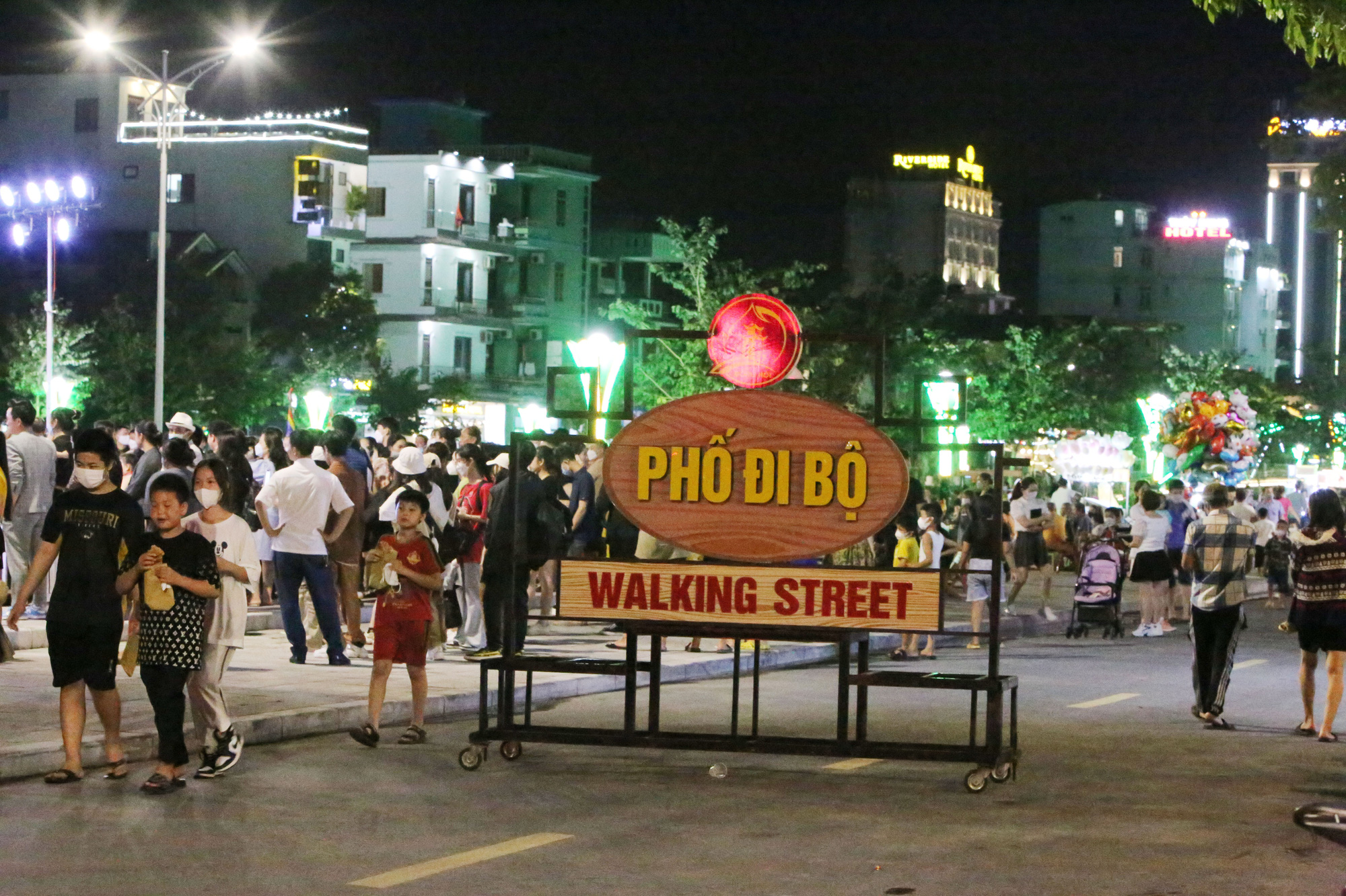 cho-dem-dong-hoi