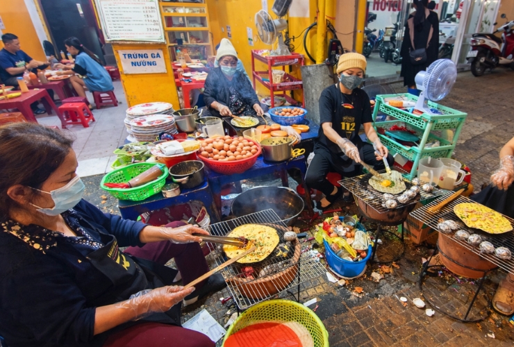 Quan sát cách làm bánh tráng nướng, món ăn đường phố đặc trưng của Đà Lạt