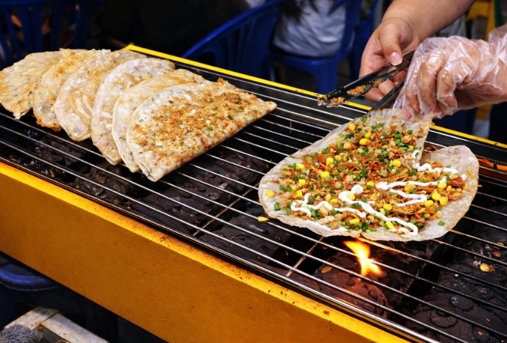 Bánh tráng nướng Đà Lạt, một trong những đặc sản ngon nhất để ăn buổi tối