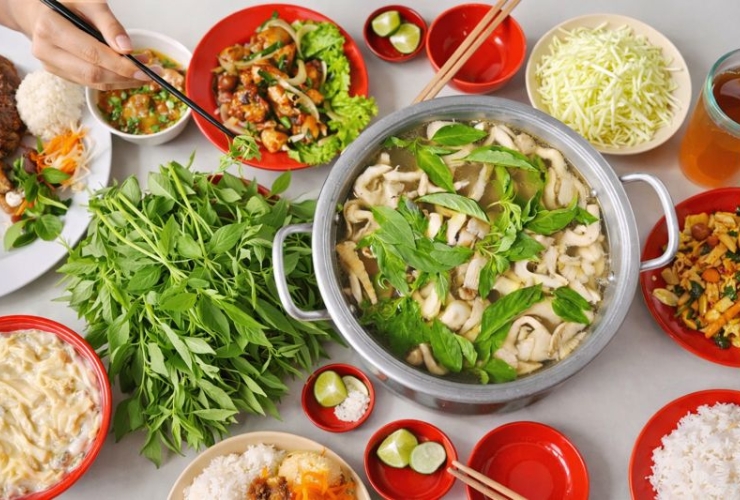 Ăn gì ở Đà Lạt ? Thưởng thức lẩu gà lá é