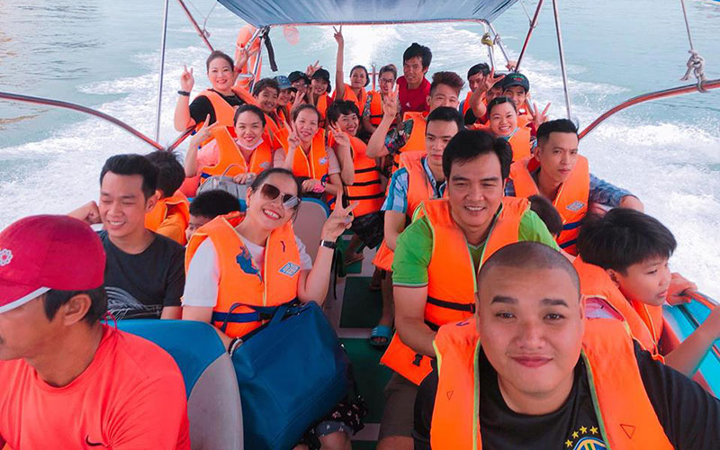 Cano ra đảo Cù Lao Xanh sẽ nhanh hơn thuyền gỗ, nhưng cũng sẽ dễ khiến bạn say sóng hơn rất nhiều 