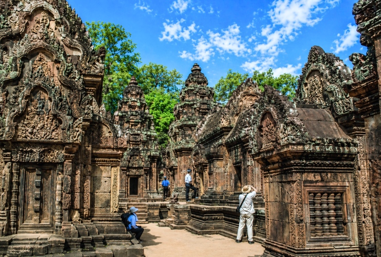 Banteay Srei nổi bật với những chạm khắc đá hồng tinh xảo