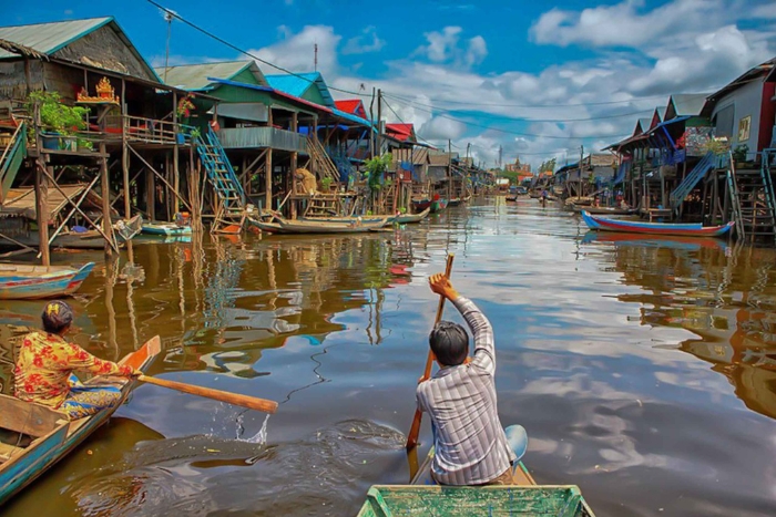Bạn có thể di chuyển bằng thuyền dân sinh để tham quan hồ và các làng chài