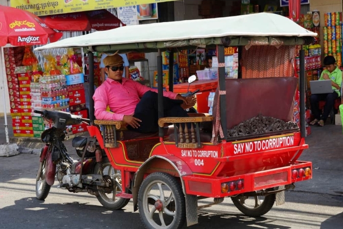 Bạn có thể thuê tuk tuk để di chuyển tại Phnom Penh