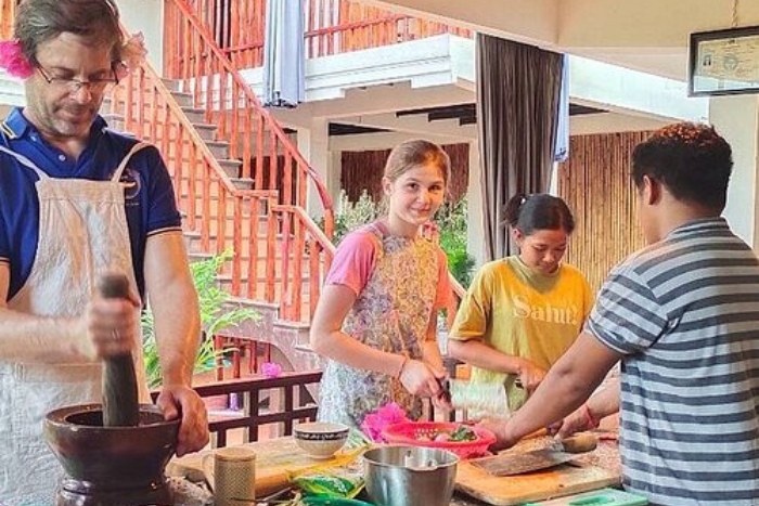 Tham gia lớp học nấu ăn Khmer là một cách thú vị để khám phá ẩm thực và văn hoá địa phương