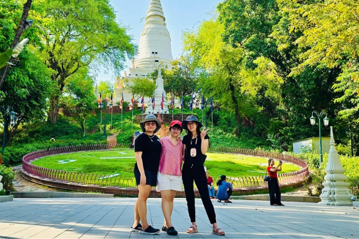 Du khách nên mặc quần áo thoáng mát và mang mũ để tránh nắng gắt