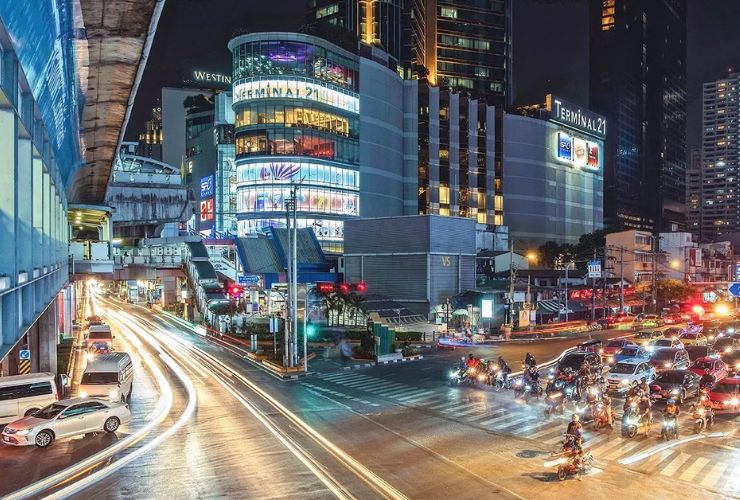 Khu vực Sukhumvit, nơi tập trung nhiều khách sạn, quán ăn, trung tâm thương mại