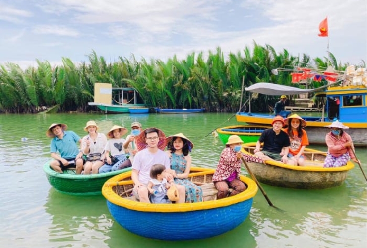 Xoay thuyền thúng – hoạt động thú vị ở Rừng dừa Bảy Mẫu