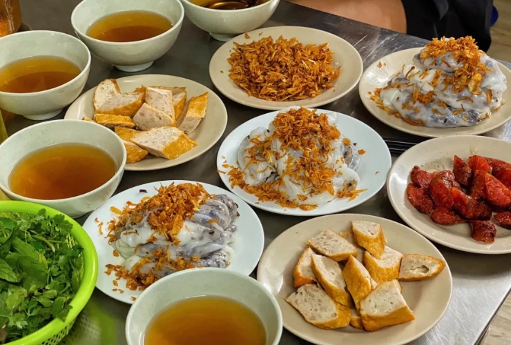 Quán bánh cuốn tráng tay truyền thống lâu đời trong phố cổ