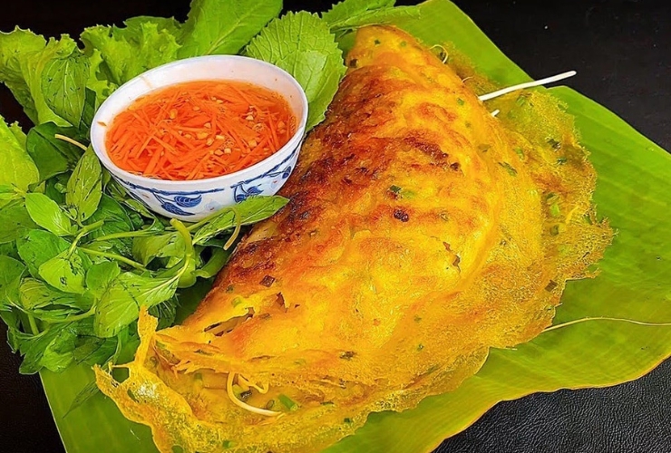 Bánh xèo, một món ăn vặt dân dã lý tưởng cho một buổi chiều dạo phố