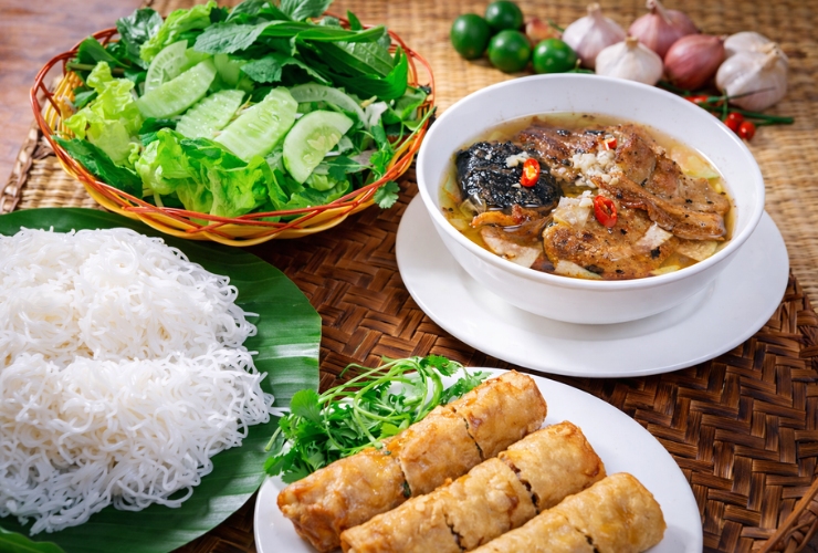 Thưởng thức bún chả Hà Nội - Trải nghiệm ẩm thực đậm chất địa phương