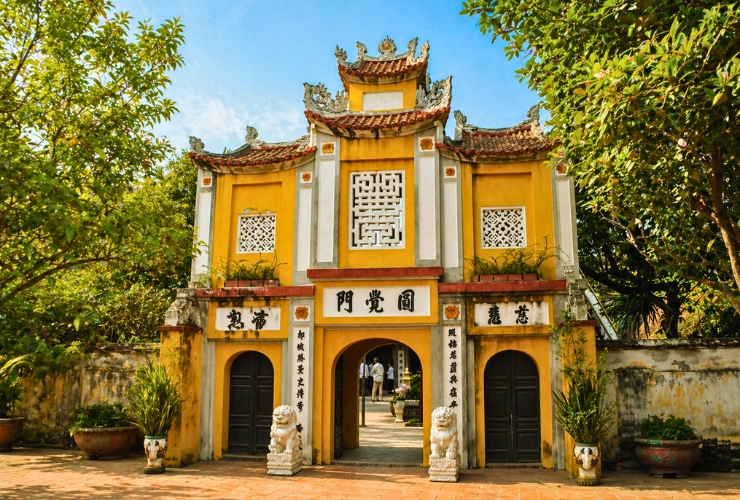 Khám phá cổng Tam Quan tại Chùa Một Cột