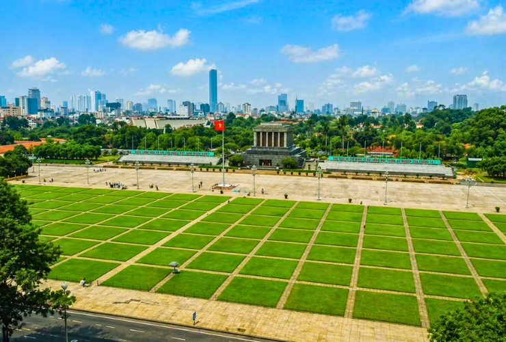 Tản bộ quanh Quảng trường Ba Đình - Trái tim lịch sử của Hà Nội