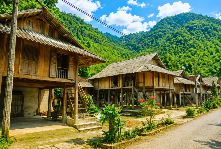 Bản Pom Coọng - Vẻ đẹp của những ngôi nhà sàn truyền thống