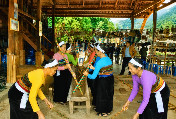 Thưởng thức biểu diễn cồng chiêng tại bản Nà Phòn