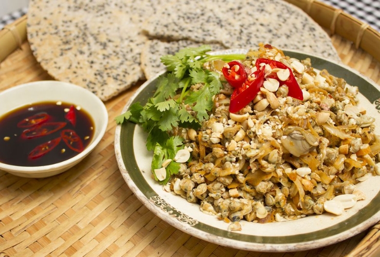 Ăn gì ở Hội An ? Bánh đập hến xào – Đậm đà hương vị địa phương