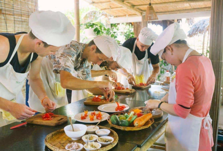 Tự tay chuẩn bị các món ăn truyền thống trong lớp học nấu ăn tại Trà Quế