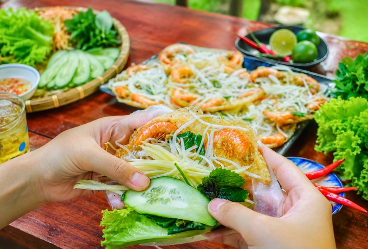 Thưởng thức bánh xèo khi khám phá rừng dừa Bảy Mẫu