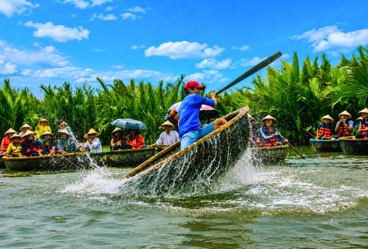 Thưởng thức màn biểu diễn thuyền thúng tại rừng dừa Bảy Mẫu