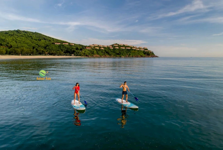 Khoảnh khắc tĩnh lặng khi chèo thuyền kayak trên vịnh Lăng Cô