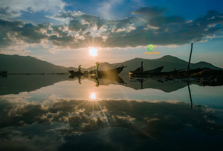 Hoàng hôn trên đầm Lập An ở Lăng Cô