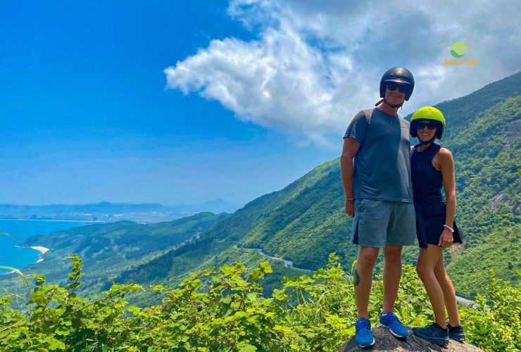 Toàn cảnh vịnh Lăng Cô nhìn từ độ cao của đèo Hải Vân