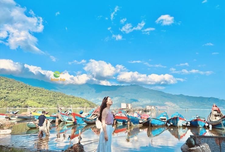 Khoảnh khắc tĩnh lặng trên thuyền giữa biển và núi ở Lăng Cô