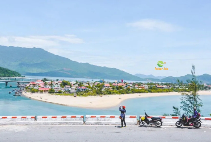 Bầu trời xanh và bãi cát vàng trên bãi biển Lăng Cô, Việt Nam