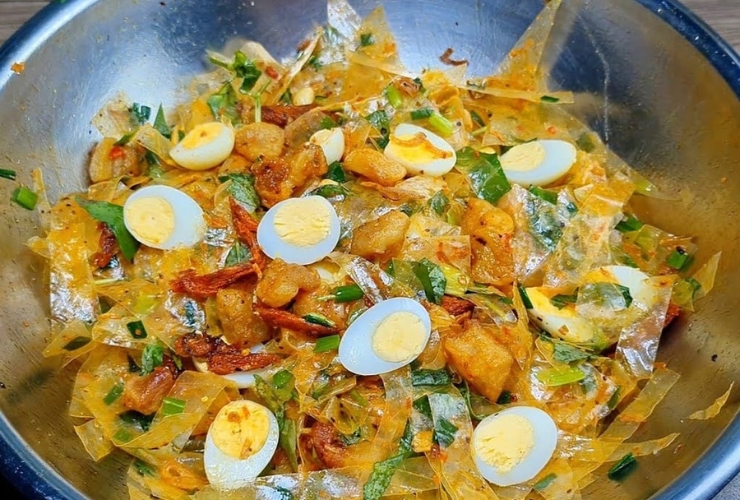 Nhắc đến ăn vặt Sài Gòn thì không thể nào bỏ qua bánh tráng trộn