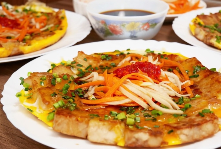 Bột chiên là món ăn vặt tuổi thơ của rất nhiều người dân địa phương