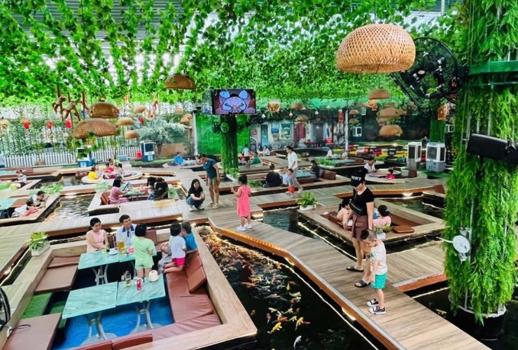 Quán cà phê cá koi cực hot giữa lòng thành phố cho bạn nghỉ ngơi thư giãn
