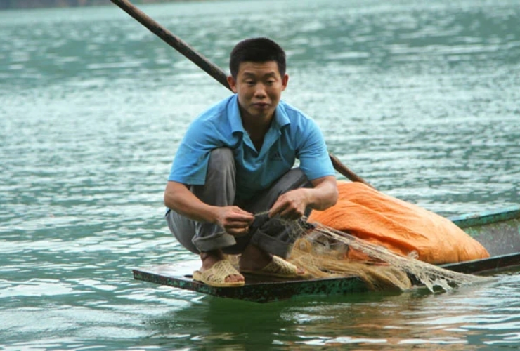 Người dân đánh bắt cá trên hồ Ba Bể