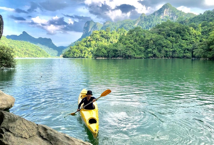 Trải nghiệm Kayak trong hành trình tour Hồ Ba Bể