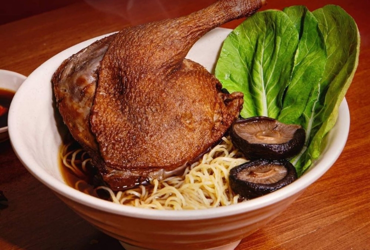 Đừng bỏ lỡ món mì vịt tiềm truyền thống tại phố người Hoa Sài Gòn