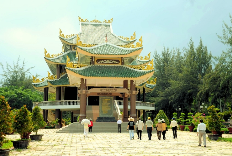 Khung cảnh biểu tượng tại Khu lưu niệm Nguyễn Đình Chiểu - Hòa quyện ký ức và văn hóa địa phương