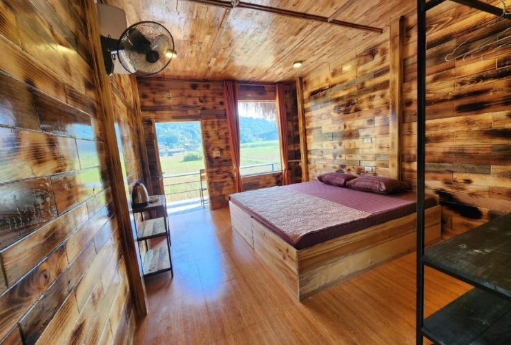 View đồng lúa từ phòng ngủ tại Mr. Win Homestay