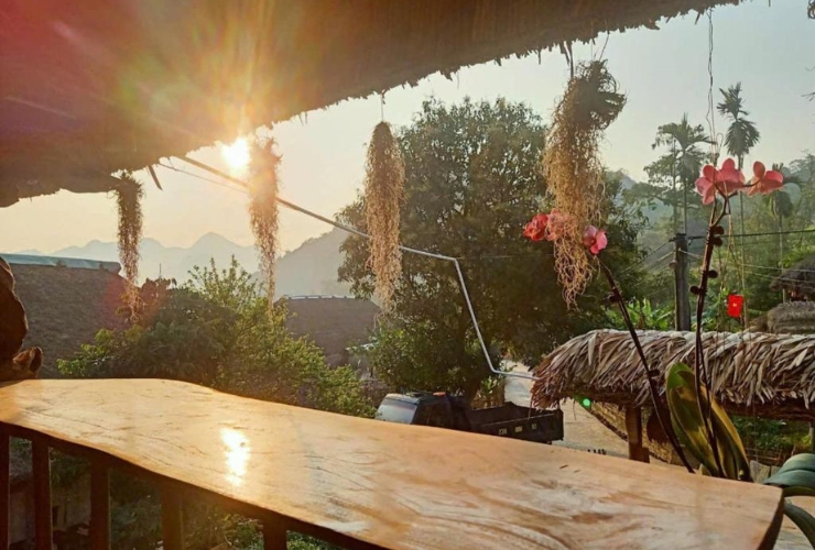 Khoảnh khắc bình yên bên hiên nhà tại Nhà Lá Homestay