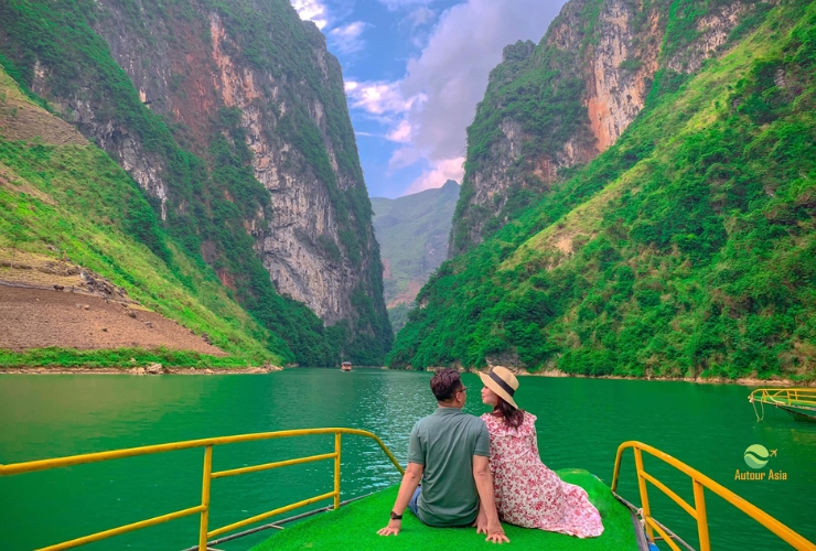 Hành trình trên sông Nho Quế giữa vách đá hẻm Tu Sản