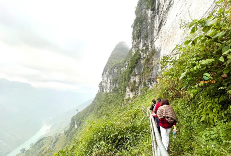 Trải nghiệm độc đáo tại Sky Walk Mã Pí Lèng – Điểm đến không thể bỏ lỡ khi du lịch Hà Giang