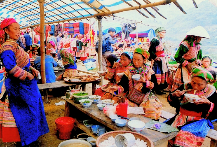 Thưởng thức hương vị chân thật tại chợ Mường Hum