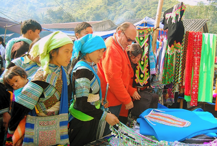 Mua sản vật địa phương tại chợ Mường Hum