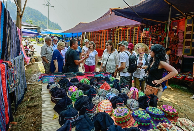 Tìm kiếm quà lưu niệm độc đáo tại chợ Cốc Ly