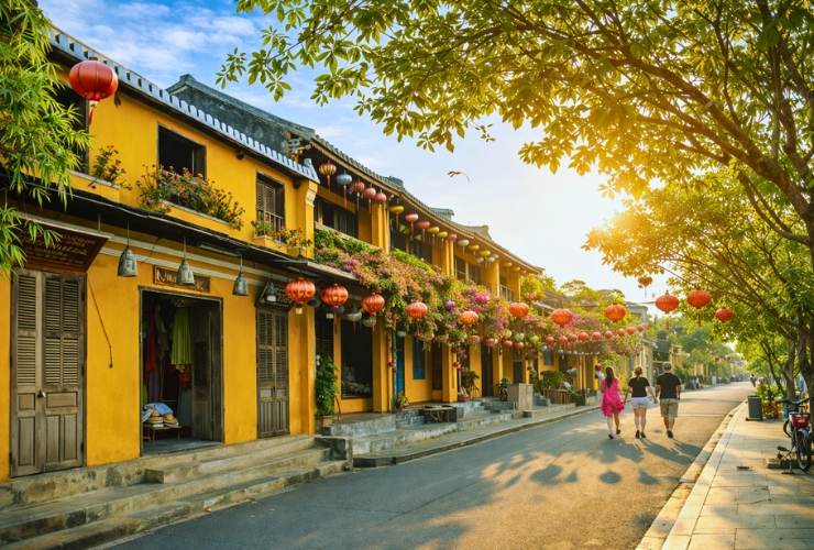 Du lịch Việt Nam nên làm gì ? Lạc bước trong những con phố vàng rực của Hội An