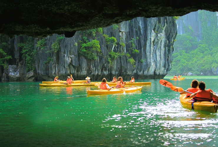 Sự tĩnh lặng và tự do trong chuyến chèo kayak tại Vịnh Hạ Long