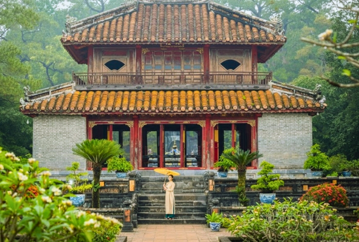 Khám phá không gian hoàng gia tại lăng Minh Mạng ở Huế ngày mưa