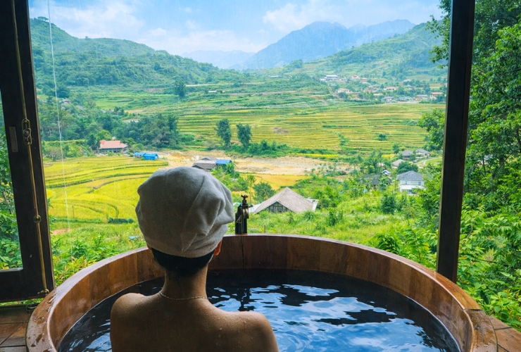 Tắm lá thuốc người Dao Đỏ - Thư giãn giữa núi rừng miền Bắc ngày mưa