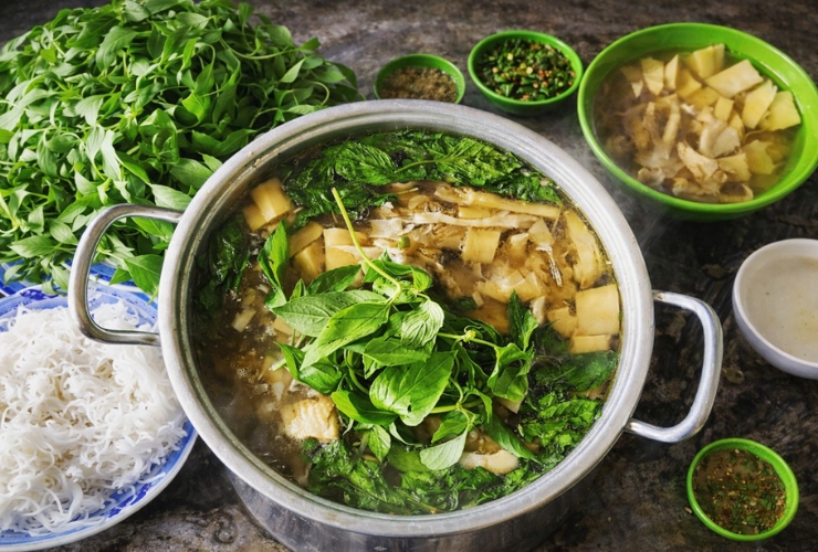 Khám phá sự phong phú hương vị qua lẩu lá rừng Tây Nguyên