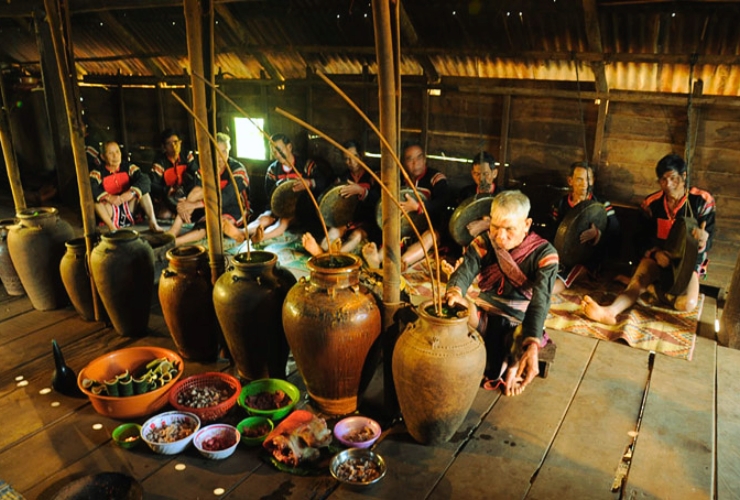 Khi rượu cần gắn liền với những khoảnh khắc lễ hội và sum họp