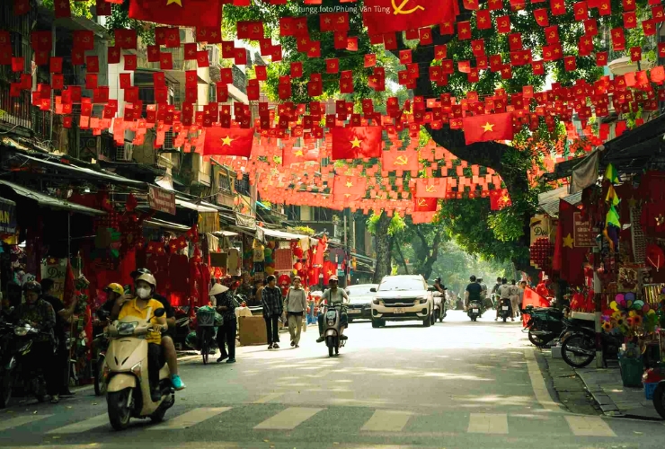 Những con phố rộn ràng, ngập tràn cờ hoa trong ngày 2/9