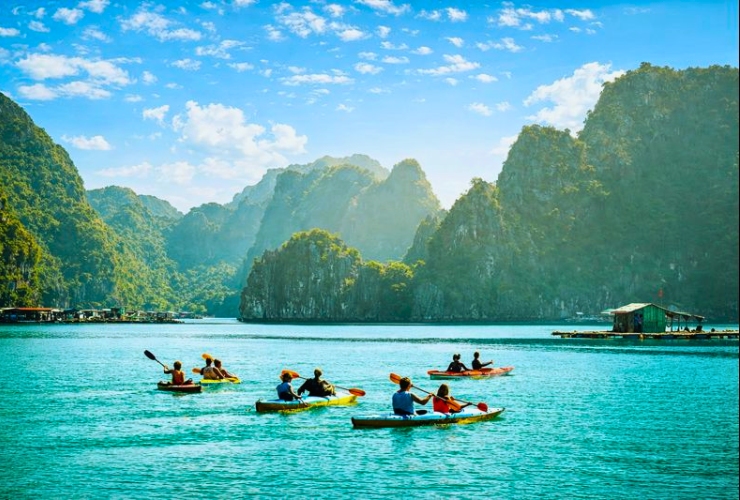 Chèo kayak giữa vịnh Lan Hạ yên bình, tận hưởng vẻ đẹp tách biệt và thư thái